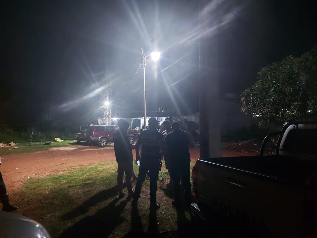 Asalto domiciliario a un cambista en el barrio Tres Fronteras de Pdte. Franco. Cuatro delincuentes llevaron G. 30 millones. La casa está ubicada en una zona muy oscura e inmuebles baldíos. Foto: Gentileza