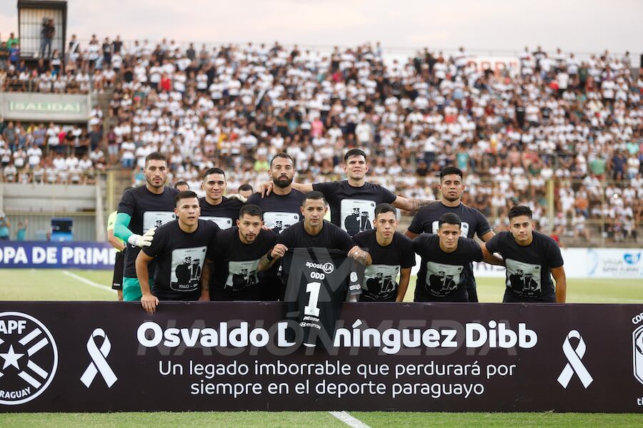 El jugador de Olimpia Derlis González exhibe la casaca número 1 de ODD.FOTO: EMILIO BAZÁN