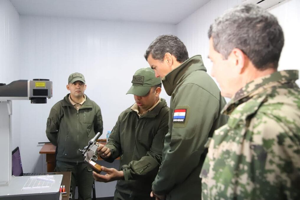 En una visita pasada el presidente Santiago Peña solicitó acelerar el proceso de destrucción de unas 9.000 armas vinculadas a procesos judiciales resguardadas en Dimabel. Foto: Gentileza 