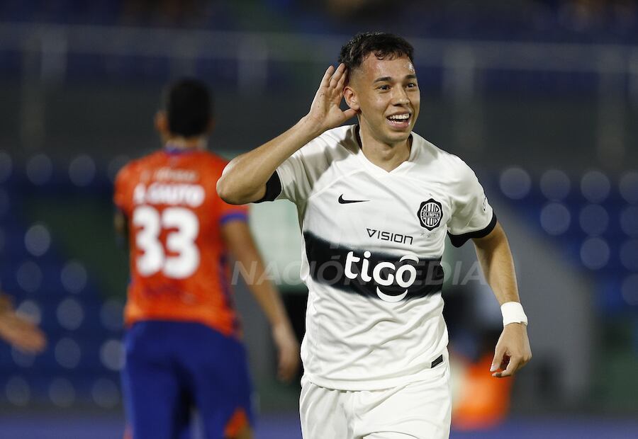 Carlos Arrúa festeja su gol, que valió para el agónico triunfo de Olimpia.FOTO: EMILIO BAZÁN
