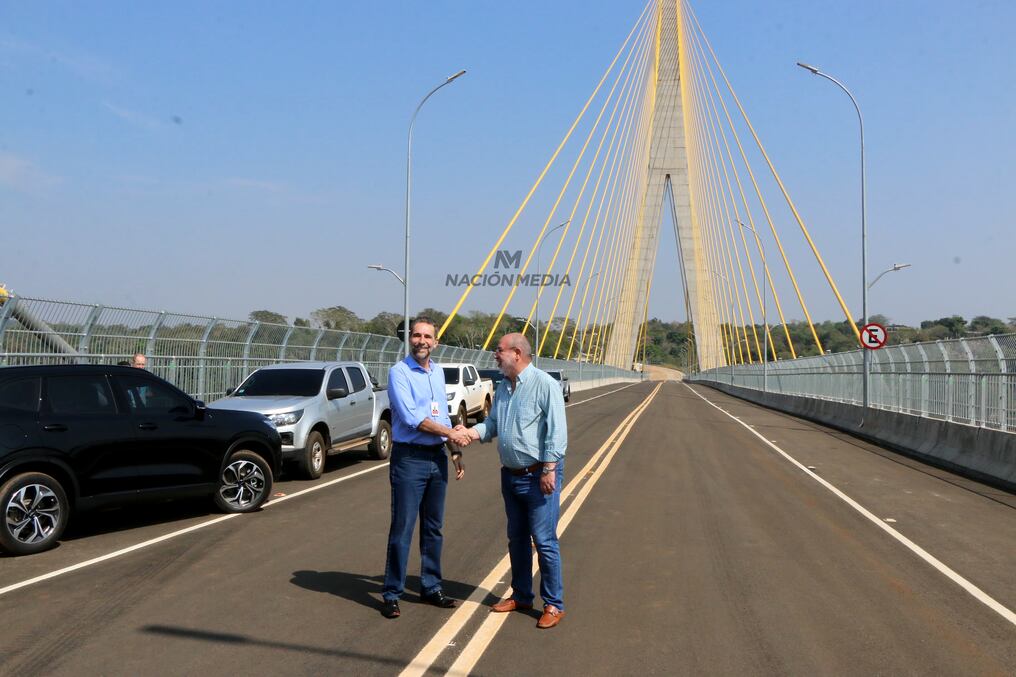 Los directores de Itaipu, Enio Verri y Justo Zacarías verificaron el avance de las obras anexas para acceso y salida del Puente de la Integración. Estuvieron solo en la margen paraguaya. Foto: Gustavo Galeano