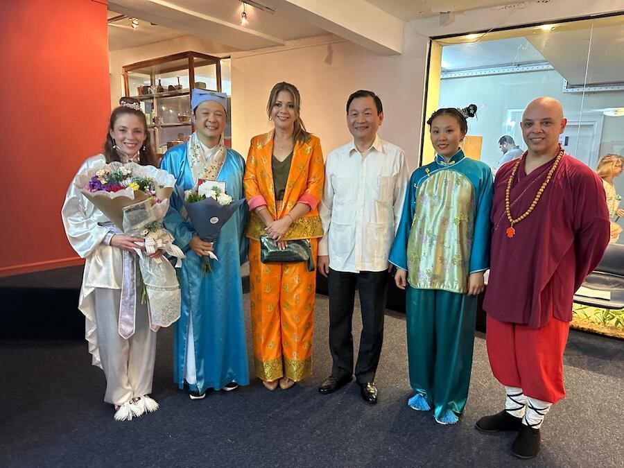 El embajador de Taiwán en Paraguay, José Han, y señora, Melva Han, junto con el elenco, al finalizar el espectáculo