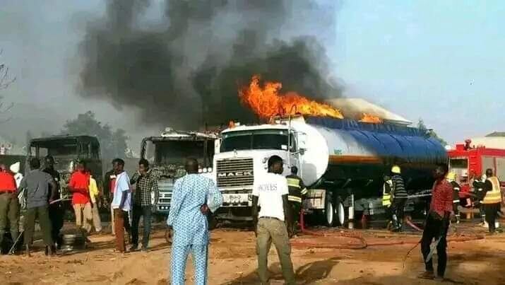 Un accidente del cisterna en la localidad de Majia agolpó a las víctimas para recoger el combustible derramado. Foto: Gentileza