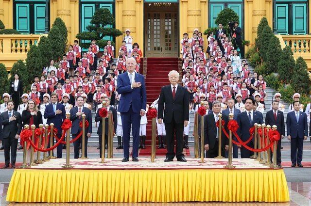 El líder vietnamita Nguyen Phu Trong recibió al mandatario estadounidense este domingo. Foto: @vtvdigitalnews