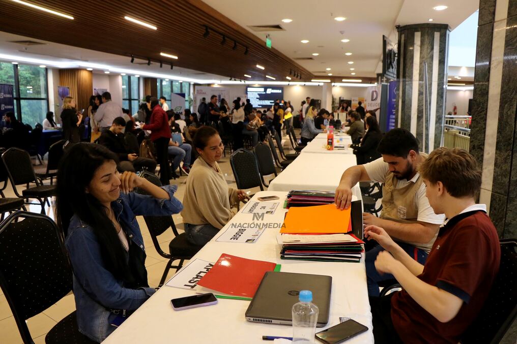 Muchas de las vacancias están dirigidas al primer empleo, por lo que no piden como requisito experiencia laboral previa o, si lo hacen, muy básica. Foto: Archivo