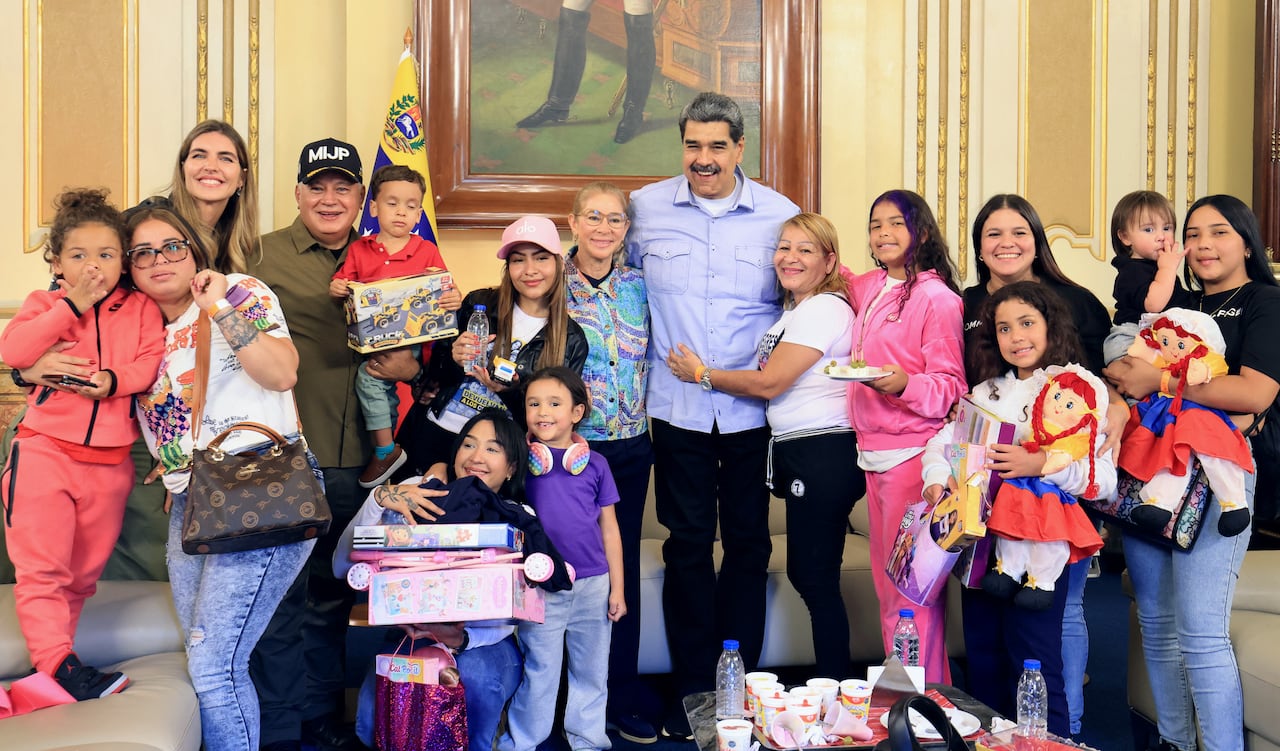 El presidente venezolano Nicolás Maduro, la primera dama Cilia Flores y el ministro Diosdado Cabello con niños repatriados. Foto: Marcelo García/AFP