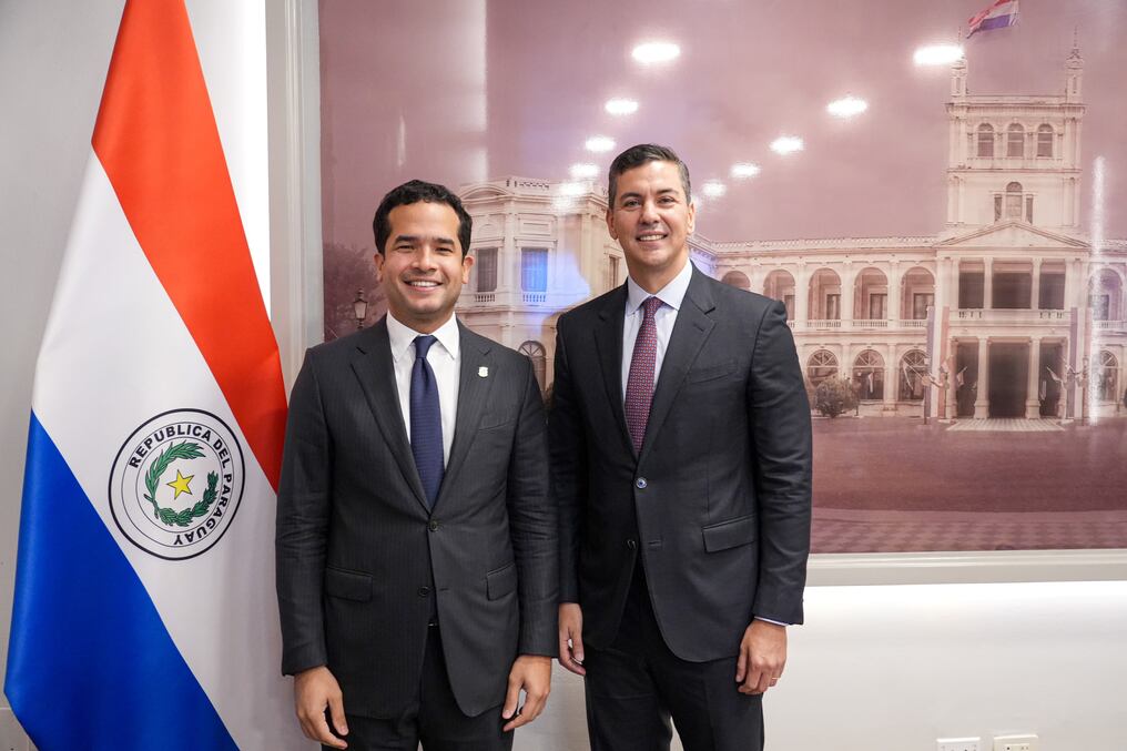 El presidente Santiago Peña y el el senador dominicano Omar Fernández coincidieron en la necesidad de profundizar la integración regional, especialmente ante los desafíos geopolíticos actuales. Foto: Gentileza 
