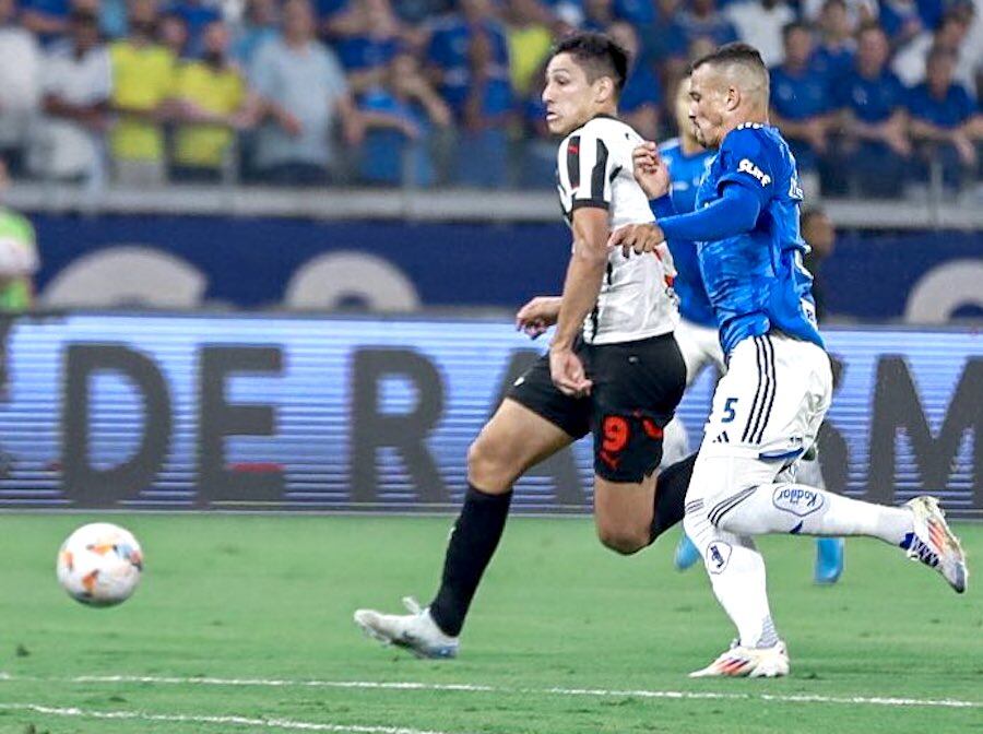 Uno de los intentos ofensivos de Libertad con Julio Aguilar. Libertad empató ante Cruzeiro, pero no le alcanzó.FOTO: CLUB LIBERTAD