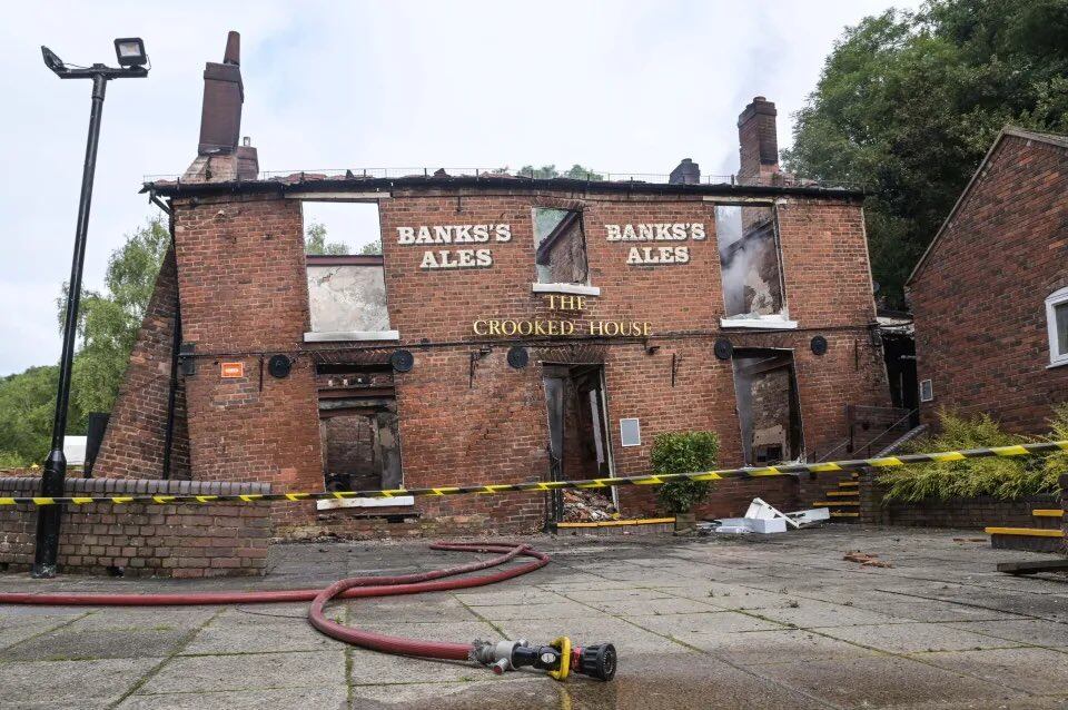 Del Crooked House solo quedan recuerdos y escombros tras haber sido demolido el 7 de agosto, luego de un incendio que destruyó casi dos siglos de historia. Foto: @civic_society