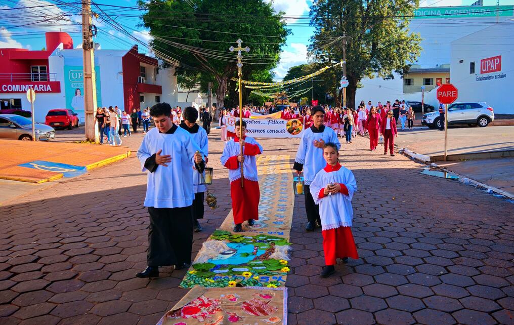 Los Alfombristas Voluntarios desarrollaron 365 alfombras individuales, unidas cronológicamente para simular un gran calendario artesanal. Foto: Gentileza