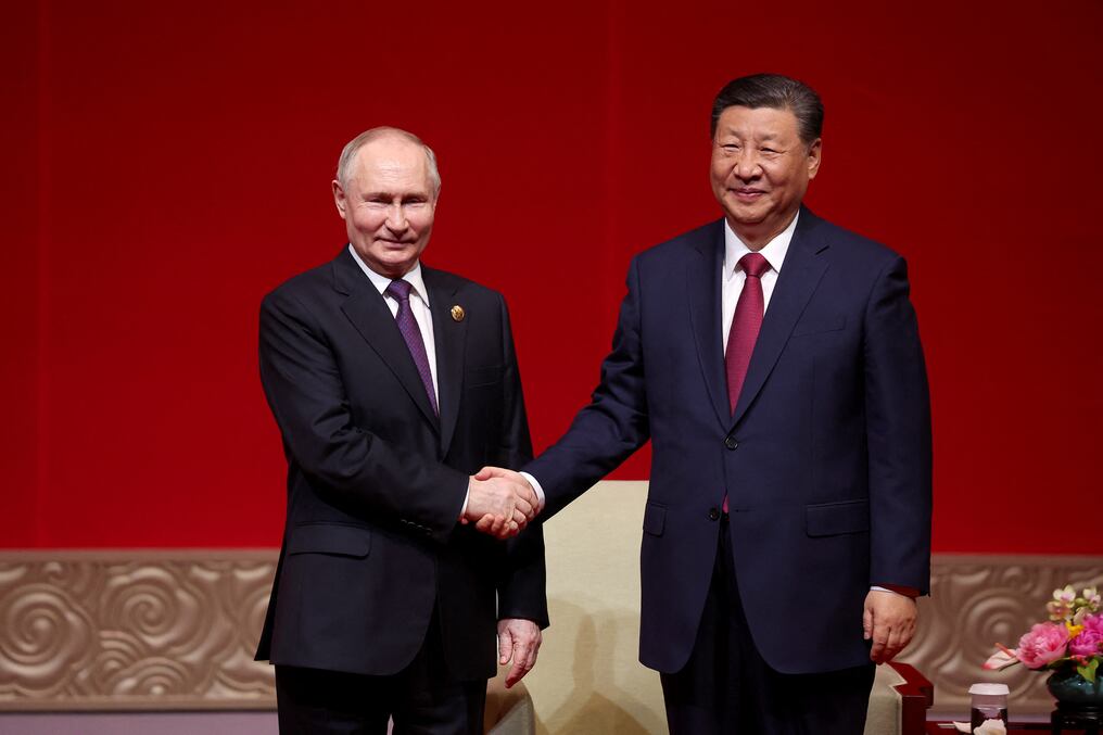 Xi Jinping (derecha) recibió al mandatario ruso como su “viejo amigo” en Pekín. Foto: AFP