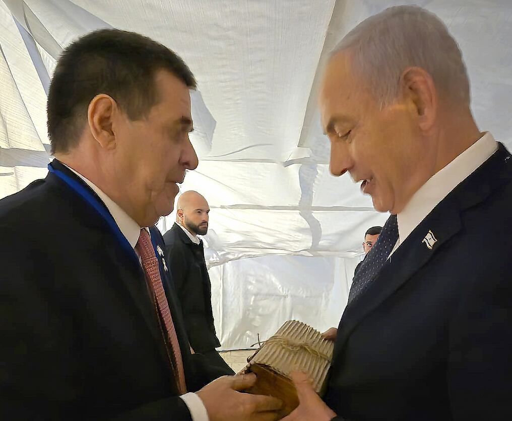 Momento en que el exmandatario le entrega un obsequio al primer ministro israelí. Foto: Gentileza