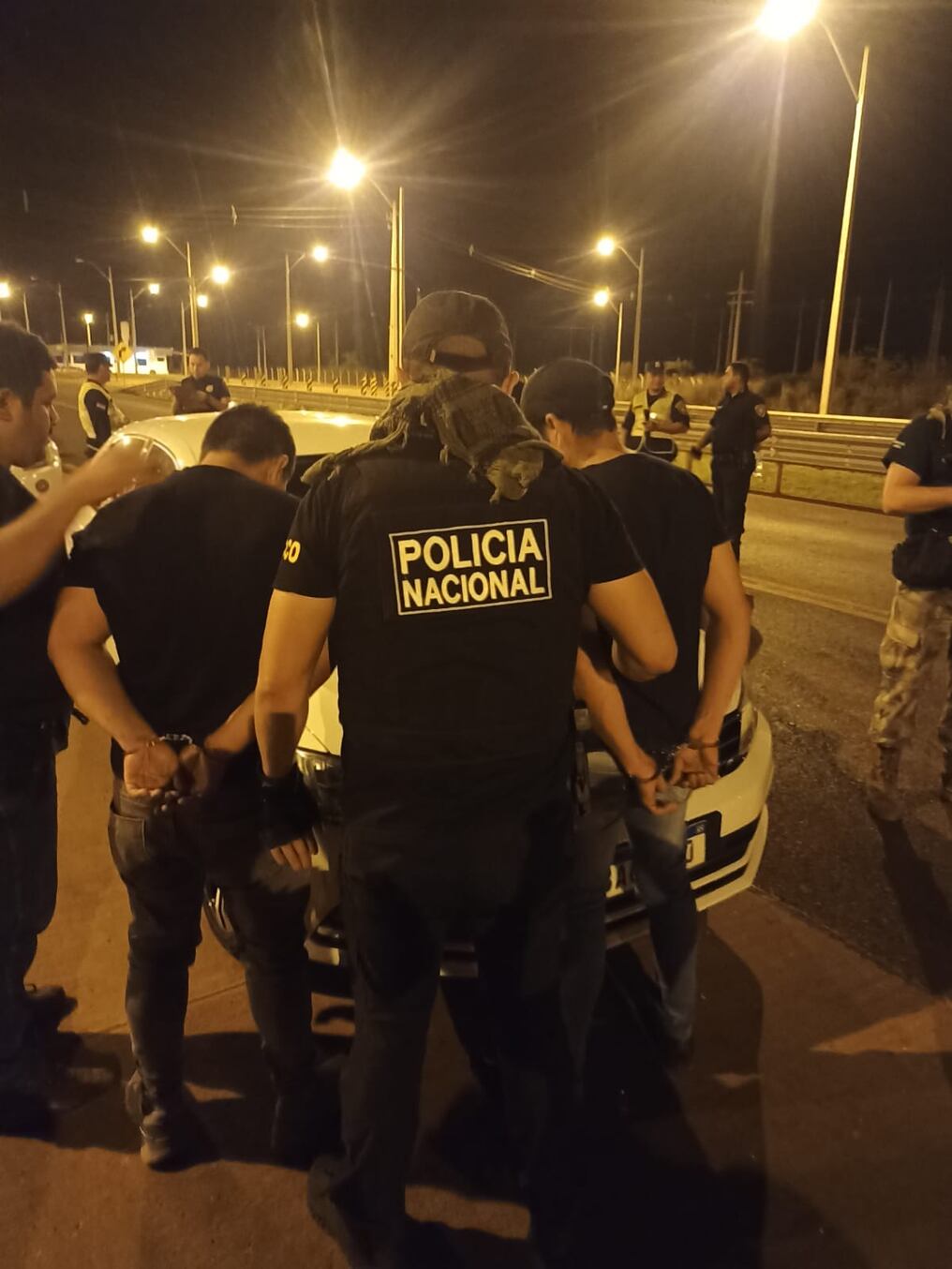 Anoche procedieron a la detención de dos hombres que estarían vinculados al prófugo Carlos Cabrera. Foto: Gentileza