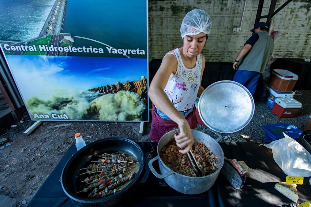 La jefa de Coordinación Social de la Entidad Binacional Yacyretá, Del Pilar Medina confirmó que los productores han logrado una recaudación total de G. 31.050.000 durante la Feria Agropecuaria de la entidad. Foto: Gentileza