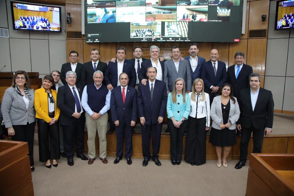 Las hijas del exvicepresidente de la República Óscar Denis junto a los senadores salientes. Foto: Gentileza 