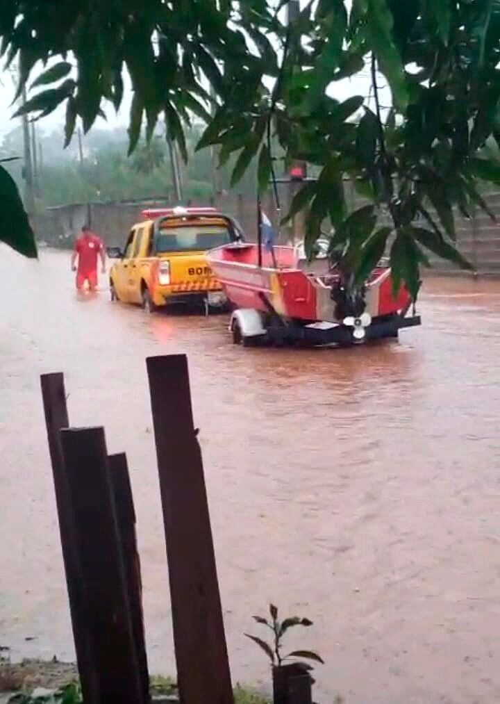 Intenso trabajo de bomberos voluntarios por los barrios anegados de Ciudad del Este. Foto: Gentileza