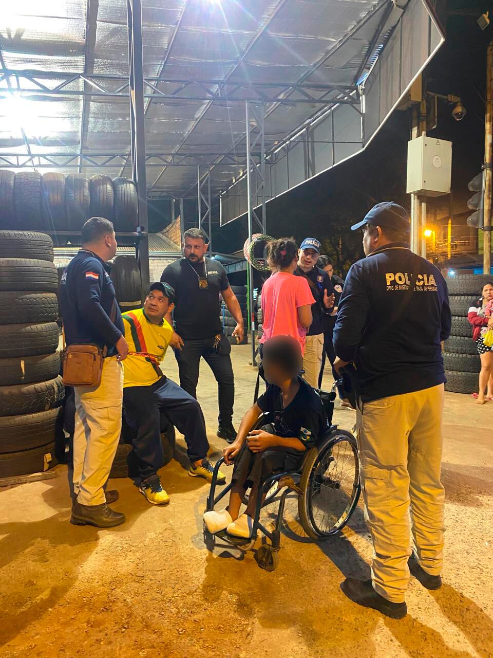 Fueron recatados tres niños, dos personas detenidas, entre ellas la madre de las víctimas. Foto: Gentileza