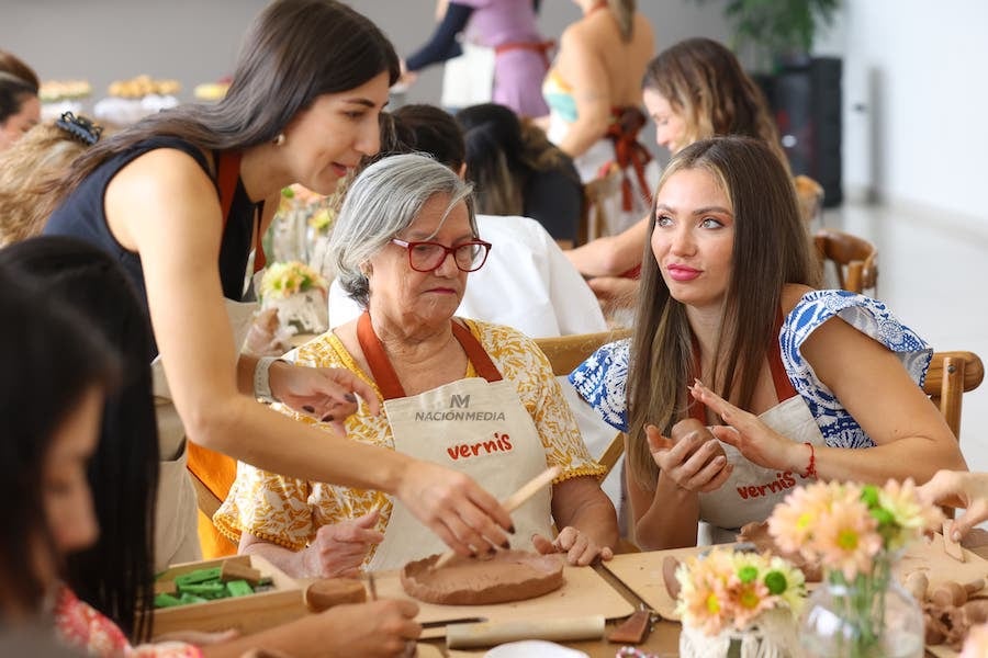 Bajo el lema “Mamá moldeando grandes futuros”, el evento reunió a mujeres de distintas generaciones en un taller de cerámica. Foto: Matías Amarilla