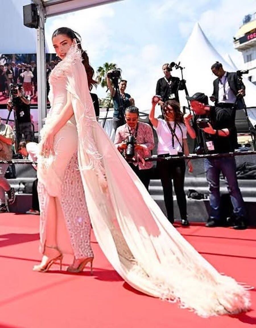 Como aires de reina, Nadia pisó la alfombra roja de la Croisette enfundada en un suntuoso vestido del diseñador libanés Georges Hobeika. Asistió al estreno de la película japonesa Renoir
