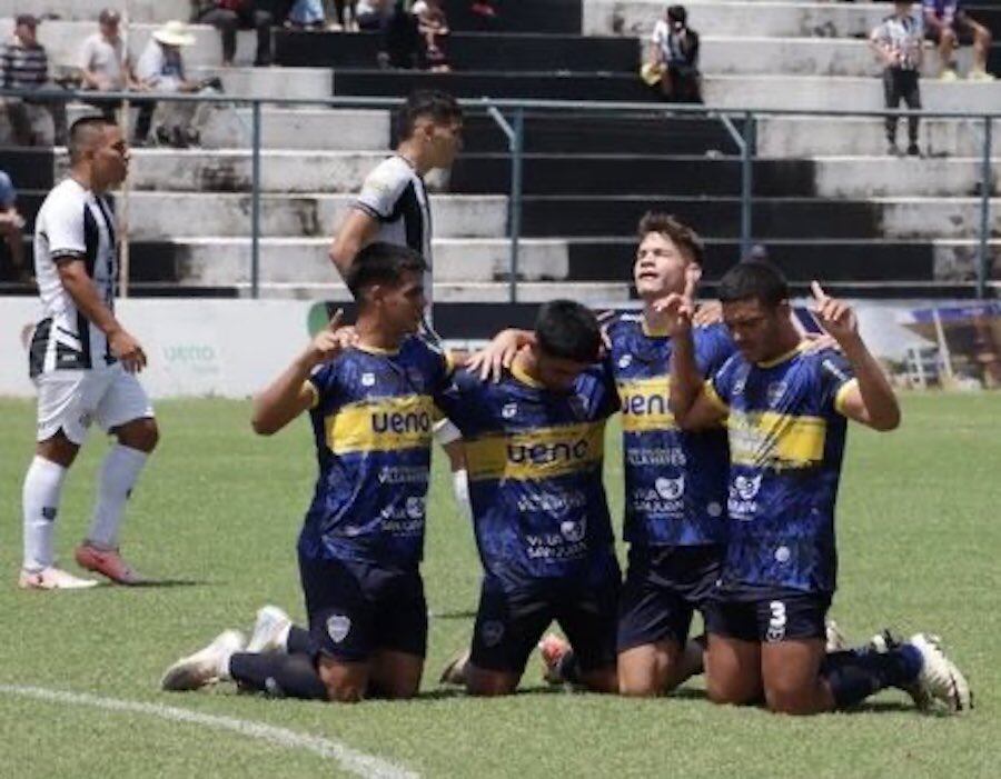 Los jugadores del 12 de Junio de Villa Hayes celebran uno de los
goles sobre Santaní, que les permtió salvar la categoría. Foto: AFP