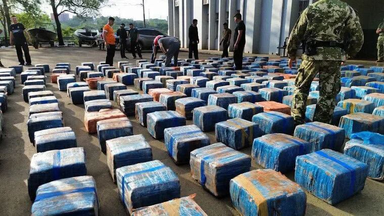 Marinos de la Armada Paraguaya incautaron 6.877 kilos de marihuana, distribuidos en 299 paquetes y ocultos entre la vegetación, a 30 metros de la ribera del Lago Itaipú