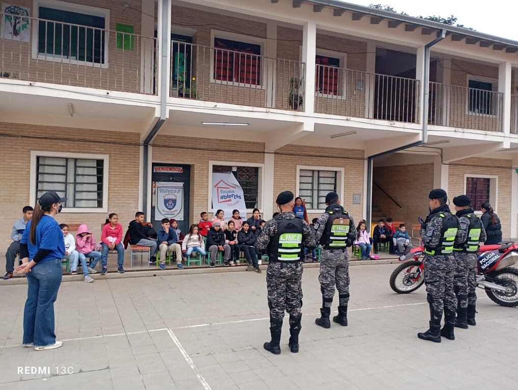 Dos grupos de Linces visitaron a los chicos de esta escuela de Misiones para contribuir con la formación integral de los estudiantes y la prevención del consumo de sustancias psicoactivas en las escuelas, causando entusiasmo en los jóvenes participantes. Foto: Gentileza