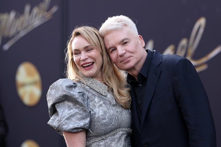 El actor estadounidense, Mike Myers y su esposa, Kelly Tisdale. Foto: Valerie Macon / AFP