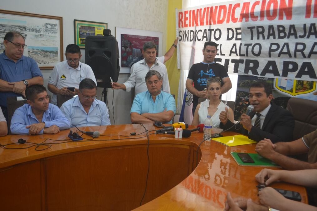 El intendente Roque Godoy y concejales de Pdte. Franco, además de los diputados Roya Torres y Luis González Vaesken. Piden reconsideración sobre cancelación de obras para segunda etapa de terminal de la ANNP. Foto: Gentileza