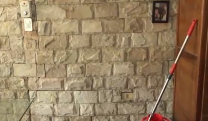 La pared de la vivienda contigua al bar se inunda de desechos cloacales, según los denunciantes. Foto: Captura de pantalla