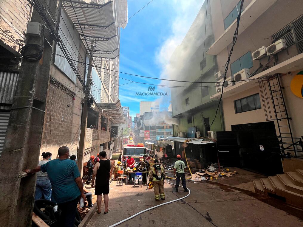 Bomberos voluntarios siguen en el edificio HBO TOYS, del microcentro de Ciudad del Este, en la tarea de remisión, después de haber sido controlado el fuego desatado esta mañana. Foto: Gustavo Galeano