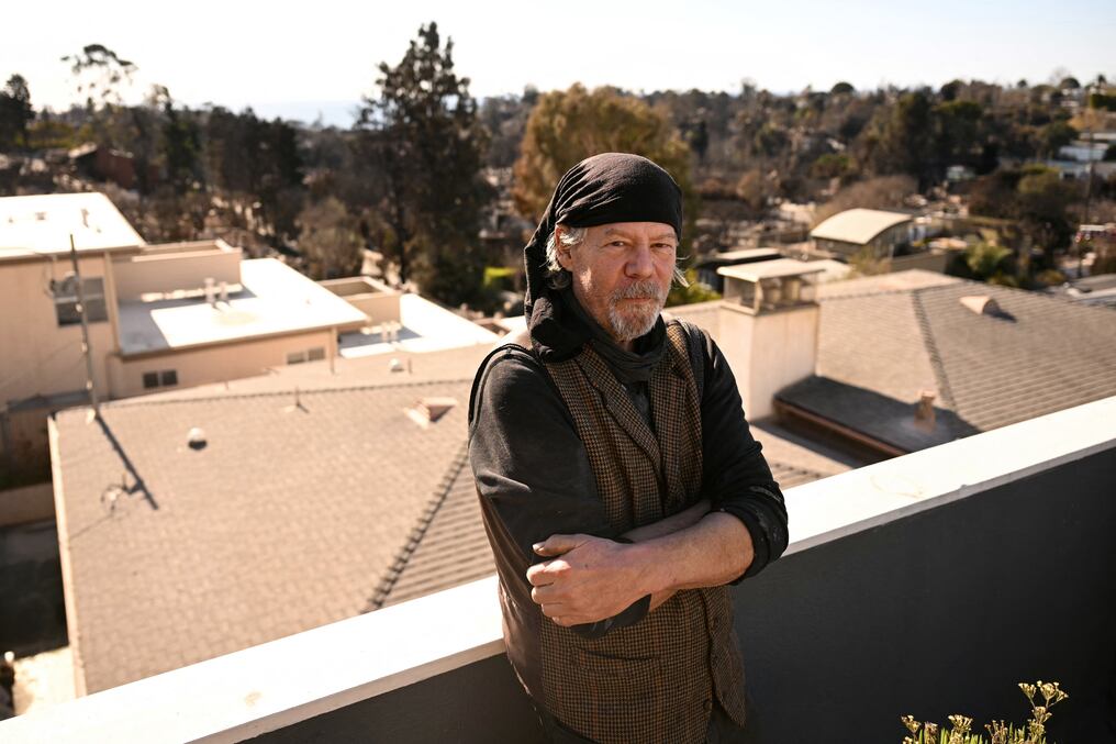 Jeff Ridgway posa en la azotea del edificio de apartamentos donde reside y trabaja en el barrio de Pacific Palisades. Foto: Patrick T. Fallon/AFP