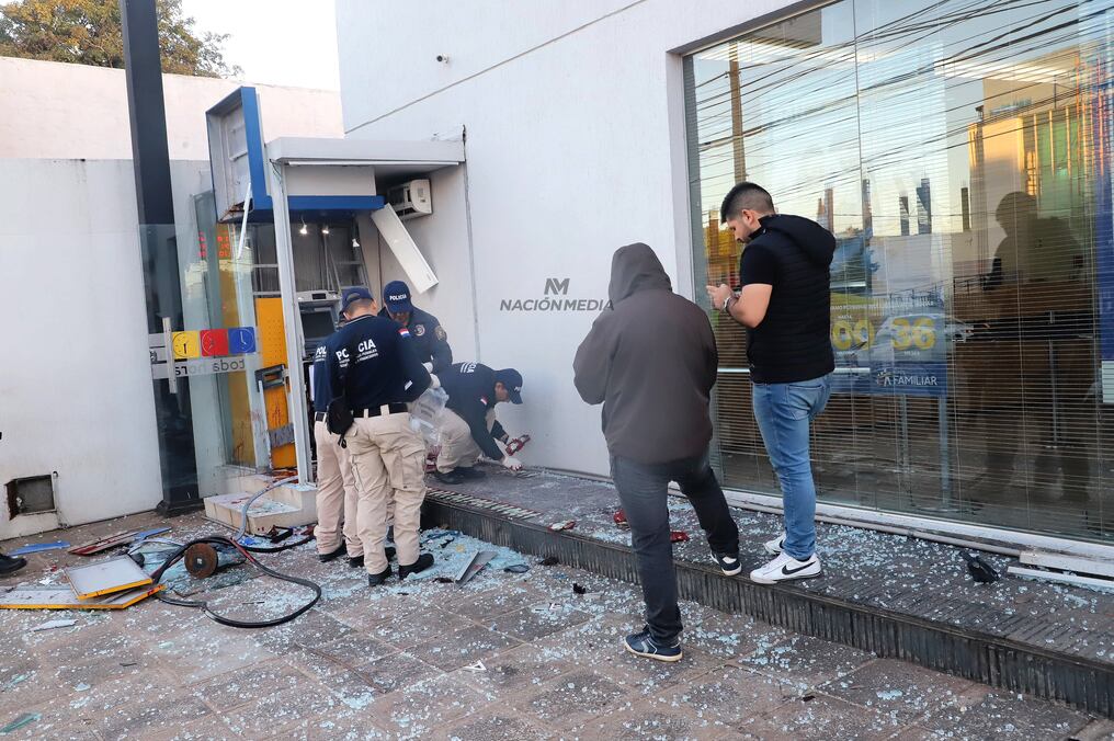 El cajero ubicado entre Acceso Sur casi Zavala Cué fue violentado esta madrugada. Foto: Atilio Fernández