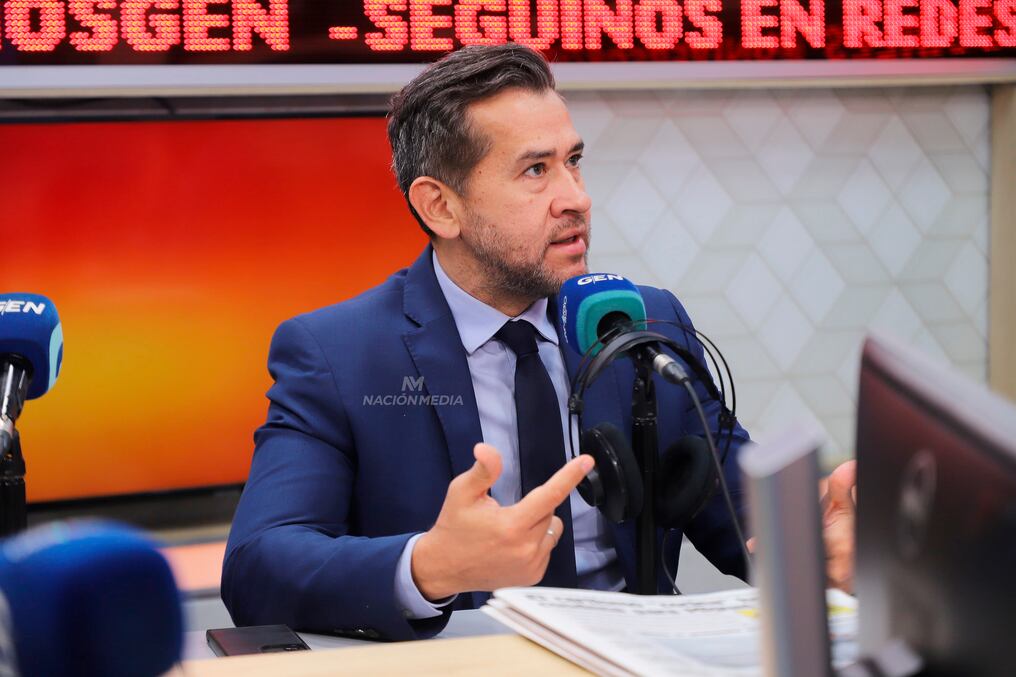 El abogado Stephan Vysokolan visitó el estudio de Nación Media para explicar los alcances del proyecto legislativo. Foto: Mariana Díaz
