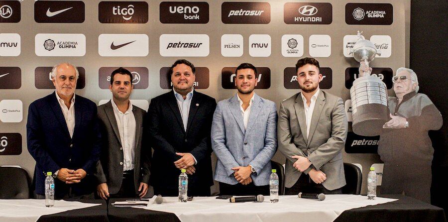 El presidente Rodrigo Nogués (centro) fue anfitrión en la conferencia de ayer martes en sede del Olimpia.FOTO: @OLIMPIAMEDIA