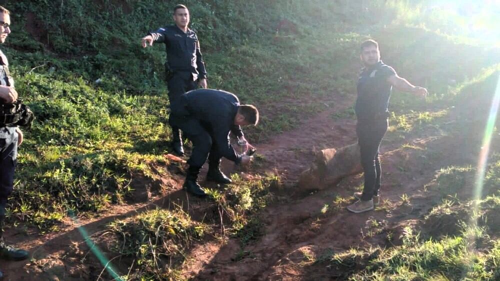 El arma blanca, aparentemente usada para el homicidio, fue encontrada debajo de una piedra al costado del camino donde fue hallado el cuerpo. Foto: Gentileza