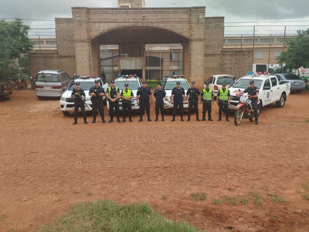 Las inmediaciones de la penitenciaría de Misiones están custodiadas por una decena de oficiales de policía por turno. Foto: Gentileza