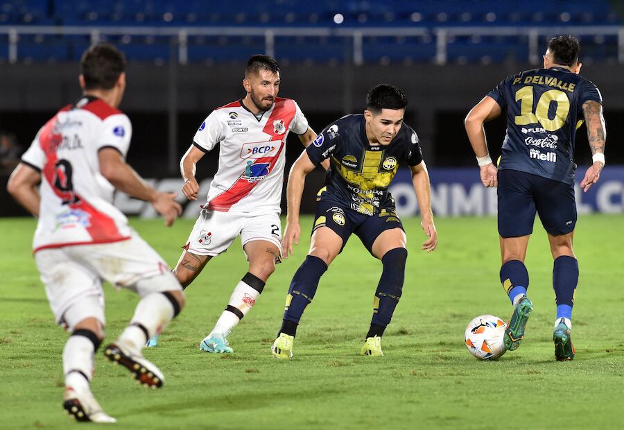 Fernando Romero, autor del primer gol de Trinidense, recibe un pase de Pedro Delvalle.FOTO: @SUDAMERICANA