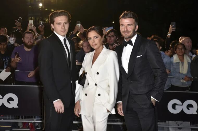 Brooklyn Beckham, con sus padres.