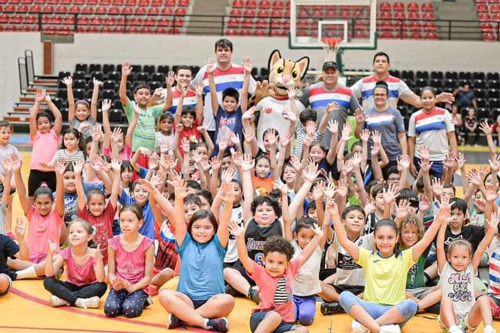 Centenares de niños y niñas disfrutaron durante la colonia de verano organizada por la Secretaría Nacional de Deportes. Foto: Gentileza