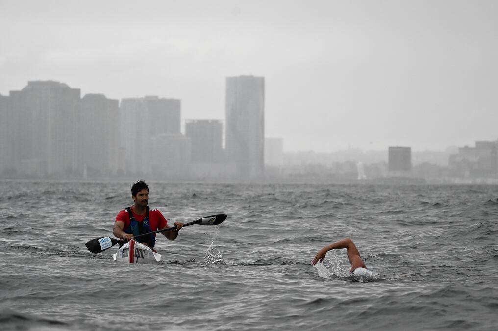 El nadador británico Lewis William Gordon Pugh, de 53 años, recorrió a nado el cauce norteamericano para dar un mensaje ambiental. Foto: AFP