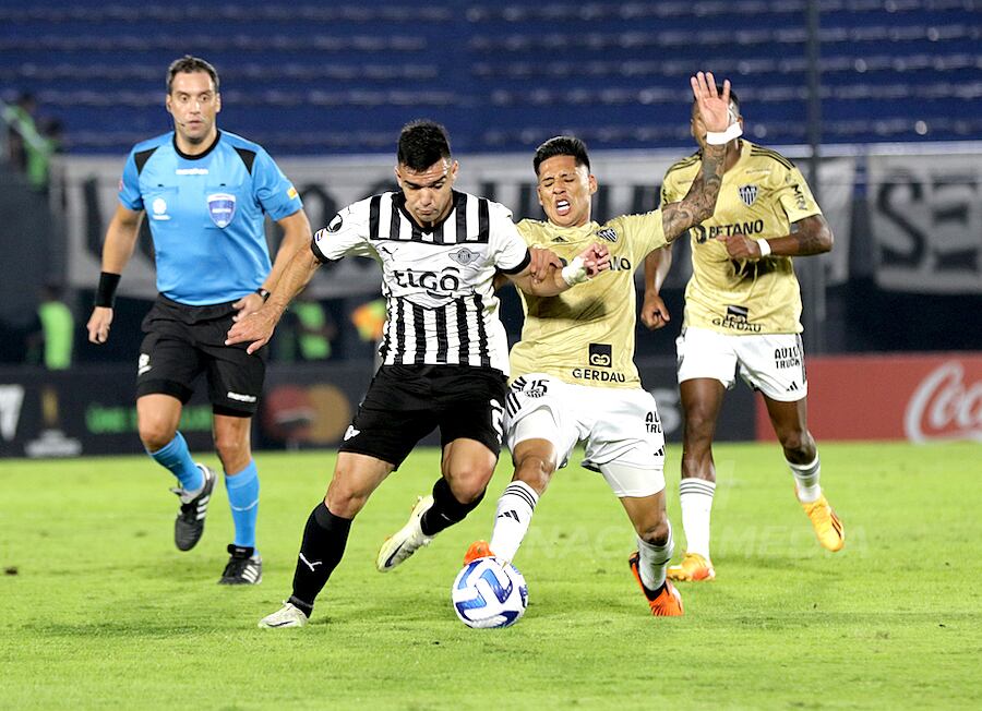 Lucas Sanabria intenta salir de la marcha de Zaracho del Atlético Mineiro..FOTO:NÉSTOR SOTO