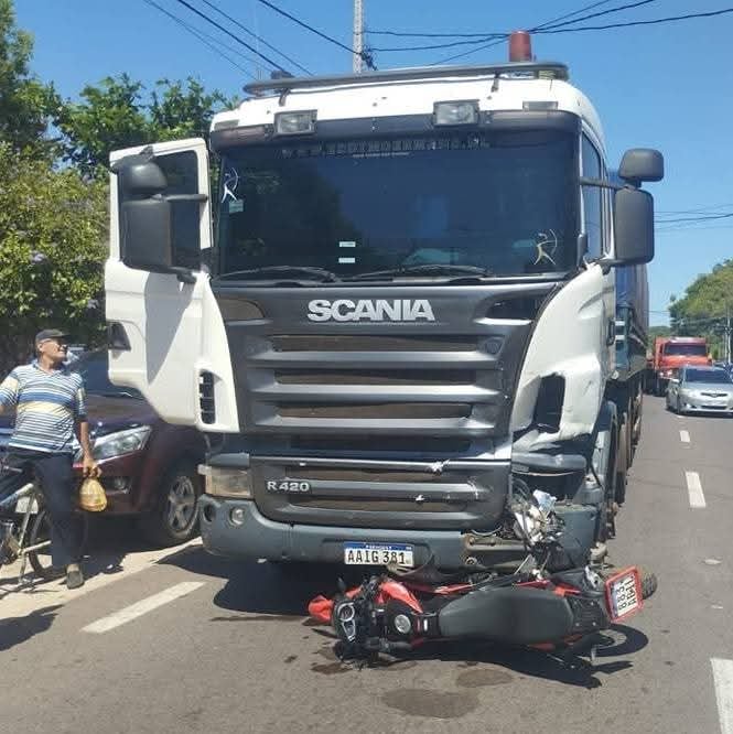 La motocicleta de color rojo que era guiada por Alejandro Vera Salinas, de 20 años, quedó en estas condiciones. Foto: Gentileza