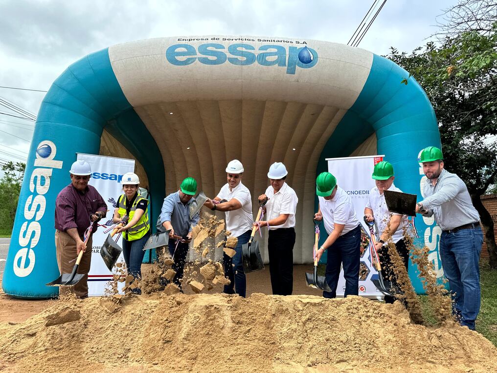 El titular del ente estatal celebró la palabra inicial de las obras junto al intendente local, el viernes pasado. Foto: Essap