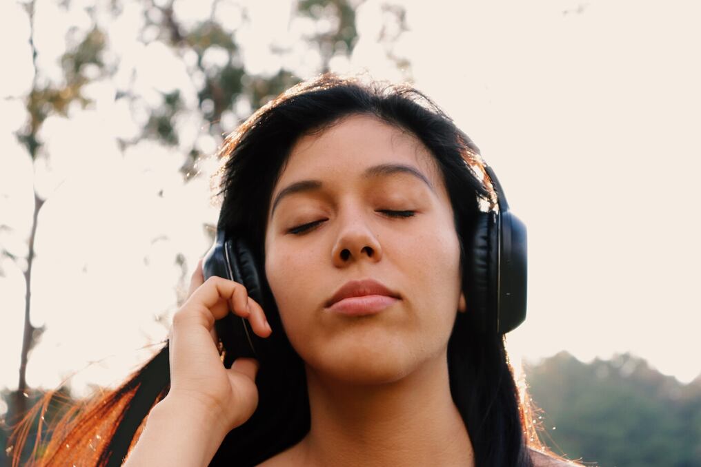 El uso de auriculares generó un aumento en las consultas y es una preocupación a nivel mundial. Foto: Ilustrativa