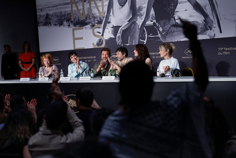El elenco de “El ser querido” (The Beloved) en  Cannes 2026. Foto: Ian Langsdon / AFP
