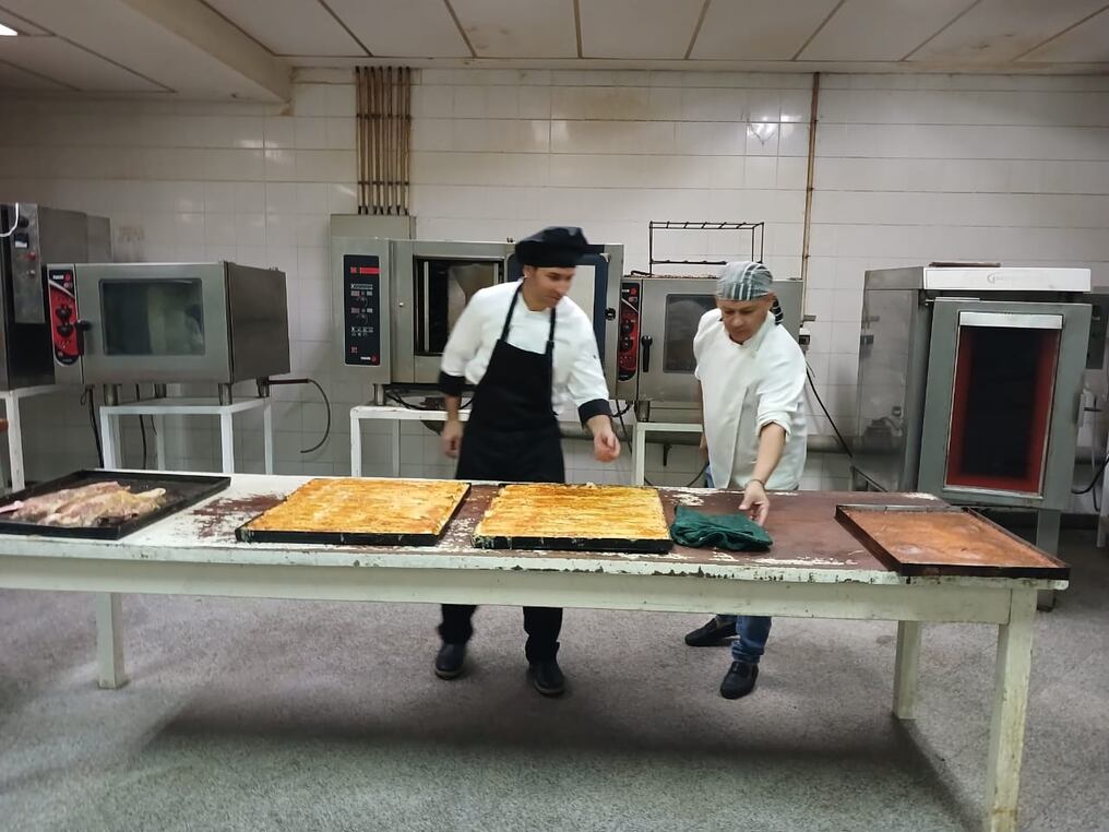 El Hospital de Clínicas prepara varios menus para 600 personas para la noche buena. Foto: Gentileza