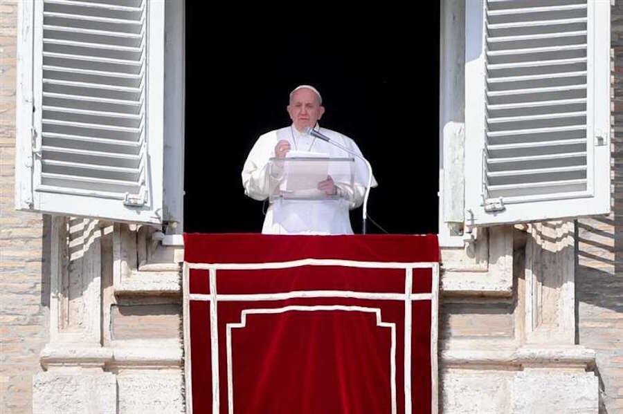 El papa Francisco pidió “el don de la paz en todo el mundo”, y especialmente en Ucrania, durante el rezo ángelus desde la plaza de San Pedro. Foto: Gentileza.