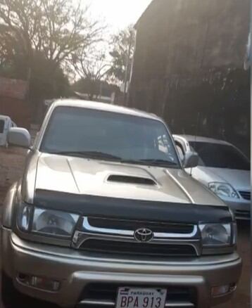 La camioneta estaba estacionada frente a una institución educativa ubicada sobre la Avenida Gral. Santos, en las inmediaciones del Hospital de Trauma. Foto: captura de pantalla