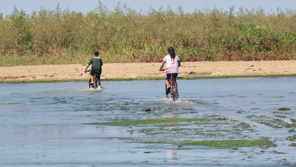 La bajante del río es tan pronunciada, que es fácil atravesar el lecho. Varias embarcaciones permanecen estancadas y solo algunas barcazas pueden llegar a los puertos. Foto: Ángel Flecha