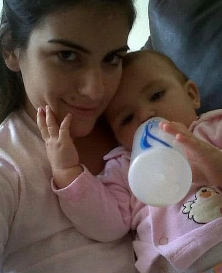 Amparo Velázquez junto a Amelie, en sus primeros meses.